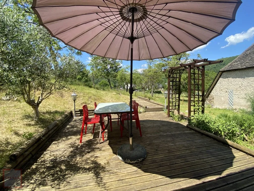MAISON DE PAYS AVEC DEPENDANCES BORD DORDOGNE