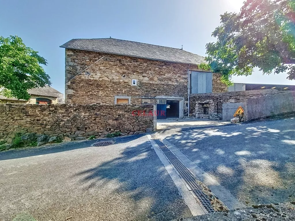 Ensemble immobilier en pierre avec piscine